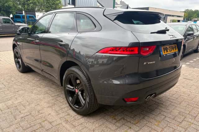 Jaguar F-Pace (2017) thumbnail 2