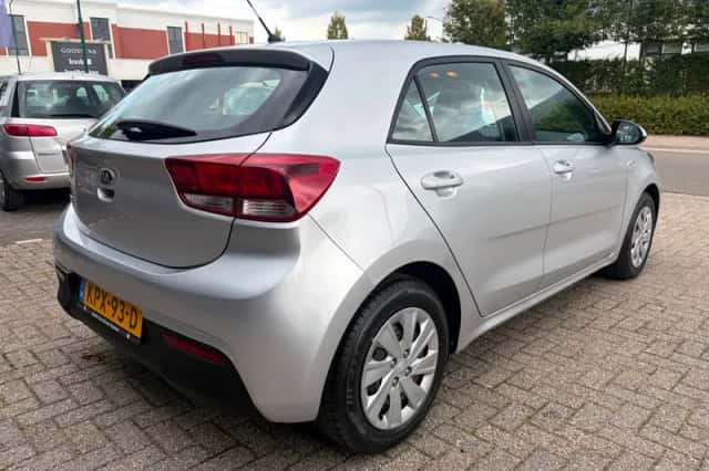 Kia Rio (2018) thumbnail 3