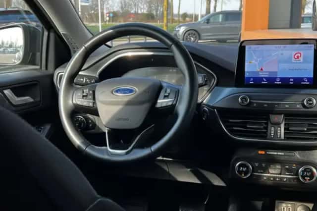 Ford Focus (2022) thumbnail 2