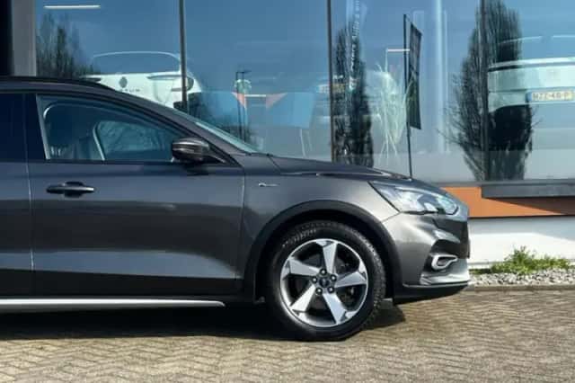 Ford Focus (2022) thumbnail 3