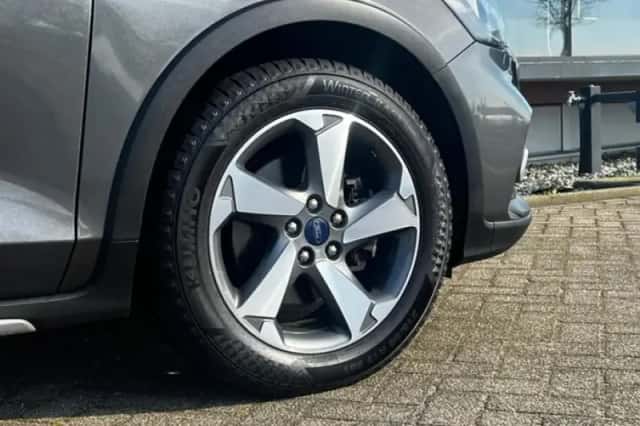 Ford Focus (2022) thumbnail 4