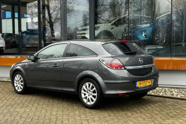 Opel Astra (2009) thumbnail 3