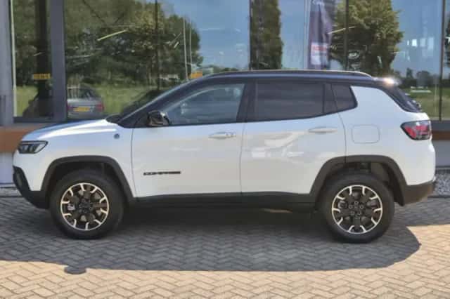Jeep Compass (2024) thumbnail 3