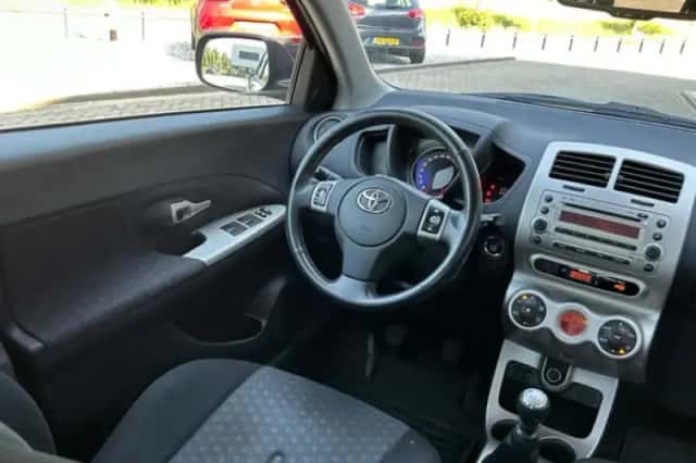 Toyota Urban (2010) thumbnail 2