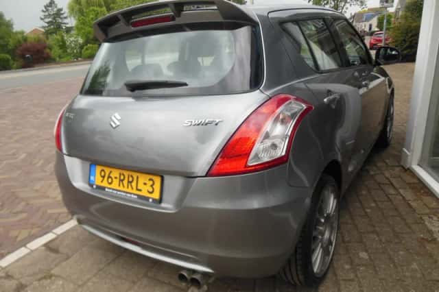 Suzuki Swift (2011) thumbnail 4