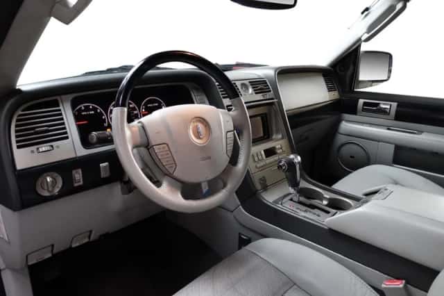 Lincoln Navigator (2005) thumbnail 4
