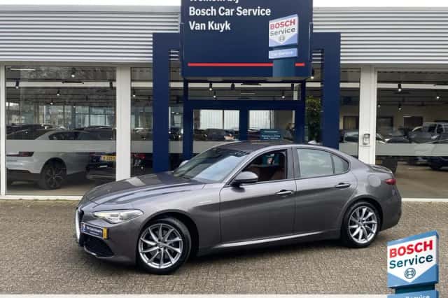 Alfa Romeo Giulia (2017) thumbnail 1