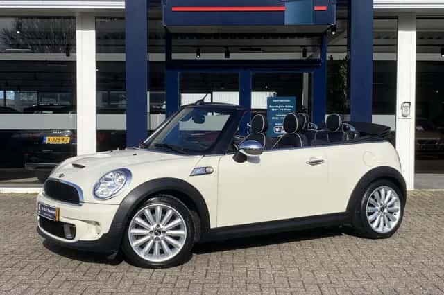 MINI Cabrio (2012) thumbnail 2
