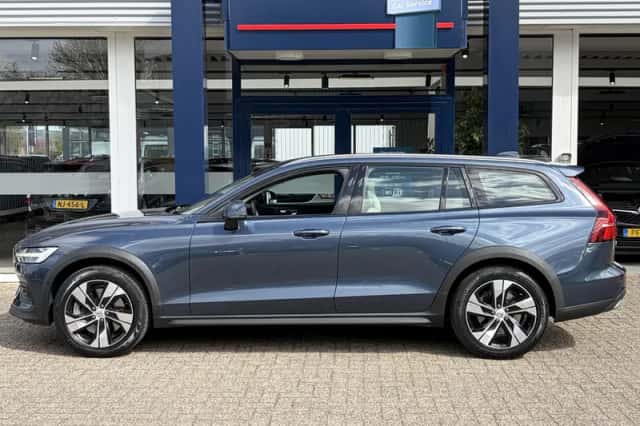 Volvo V60 (2019) thumbnail 3