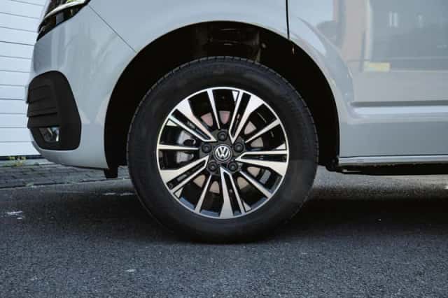 Volkswagen Caravelle (2024) thumbnail 2