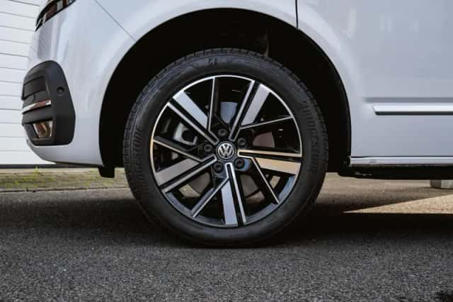 Volkswagen Caravelle (2023) thumbnail 2