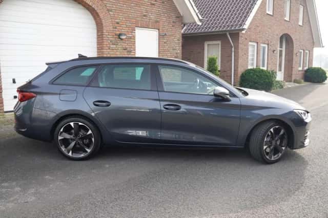 CUPRA Leon (2025) thumbnail 4