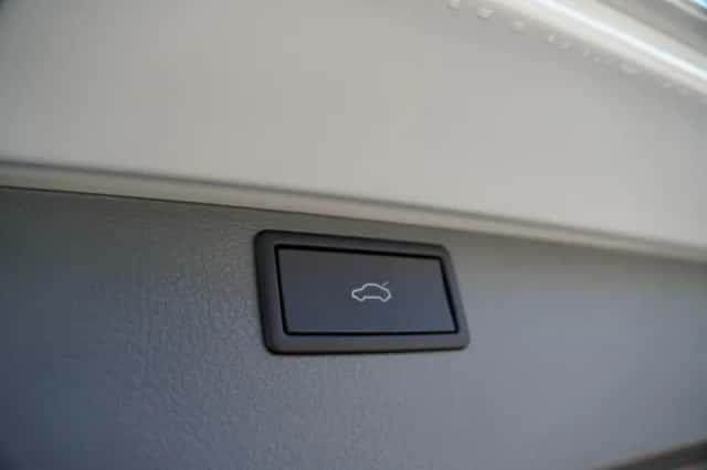 Volkswagen Caravelle (2023) thumbnail 2