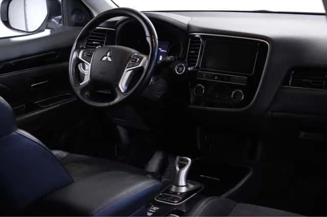 Mitsubishi Outlander (2019) thumbnail 2