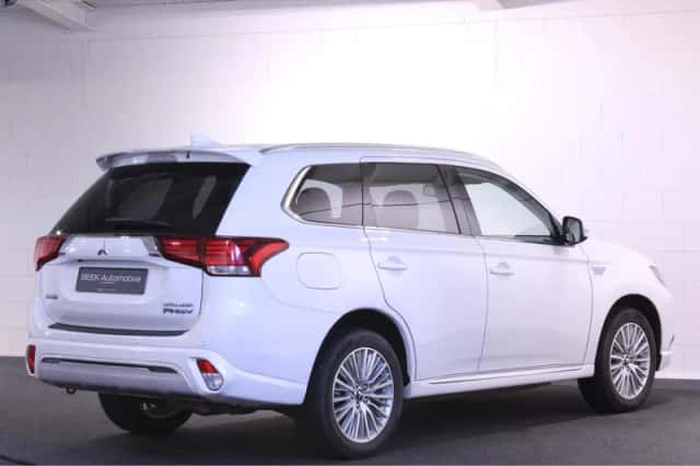 Mitsubishi Outlander (2019) thumbnail 3