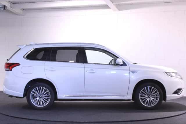 Mitsubishi Outlander (2019) thumbnail 4