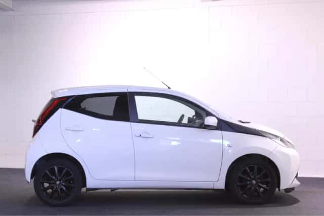 Toyota Aygo (2015) thumbnail 3