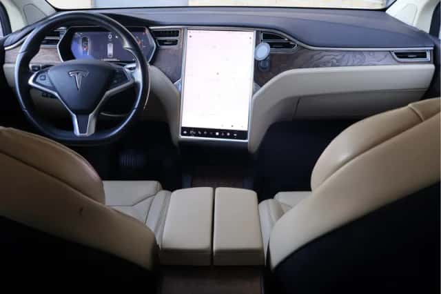 Tesla Model X (2017) thumbnail 4