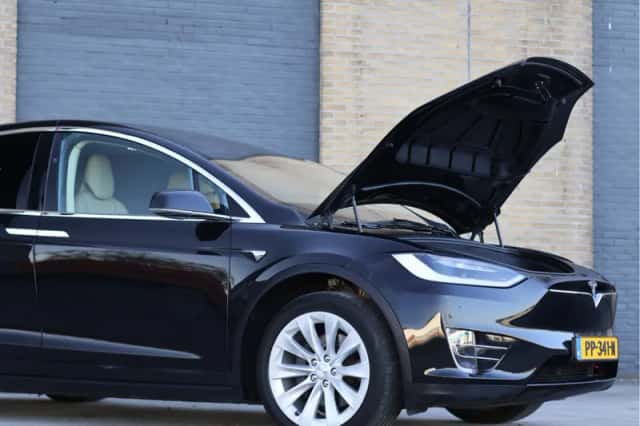 Tesla Model X (2017) thumbnail 6