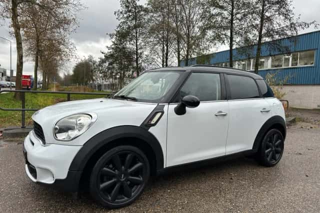 MINI Countryman (2010) thumbnail 2