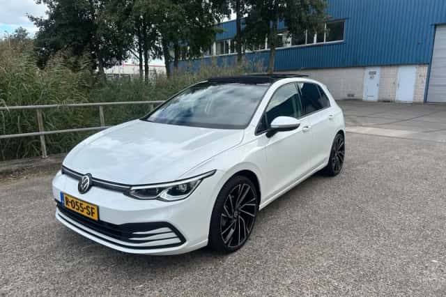 Volkswagen Golf (2022) thumbnail 2
