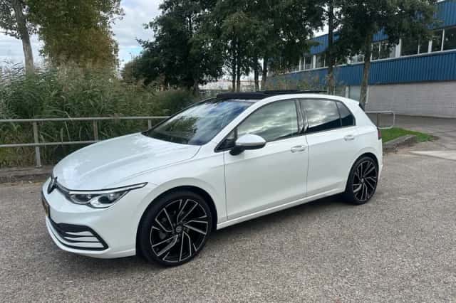 Volkswagen Golf (2022) thumbnail 3