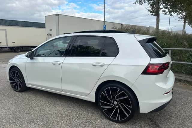 Volkswagen Golf (2022) thumbnail 4