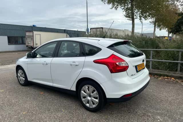 Ford Focus (2012) thumbnail 3