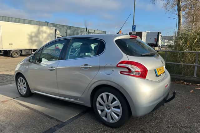 Peugeot 208 (2014) thumbnail 3
