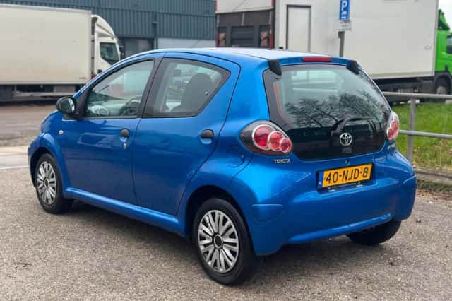 Toyota Aygo (2010) thumbnail 3