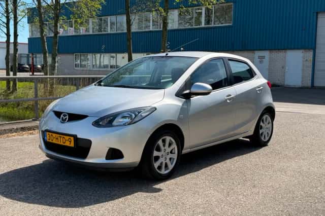 Mazda 2 (2009) thumbnail 2