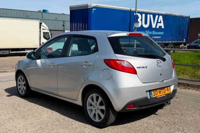 Mazda 2 (2009) thumbnail 3