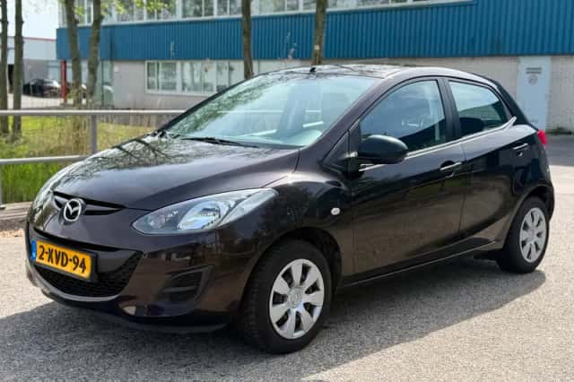 Mazda 2 (2013) thumbnail 2