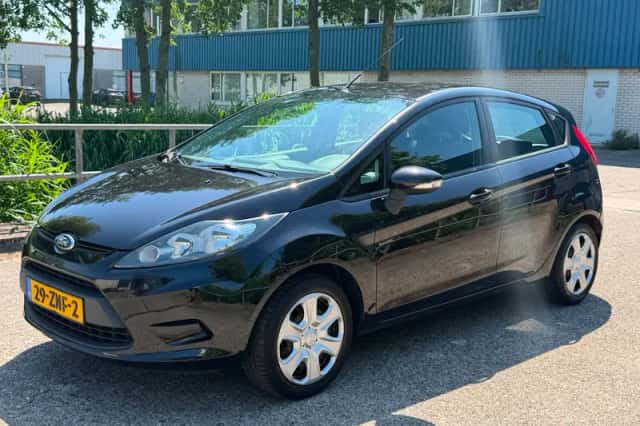 Ford Fiesta (2013) thumbnail 2