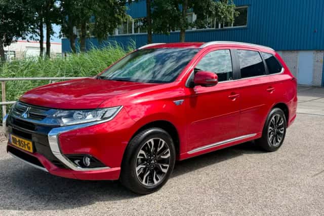 Mitsubishi Outlander (2015) thumbnail 2