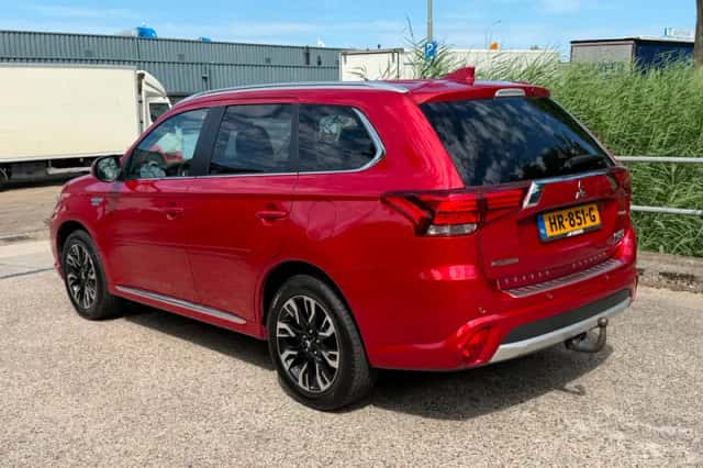 Mitsubishi Outlander (2015) thumbnail 3