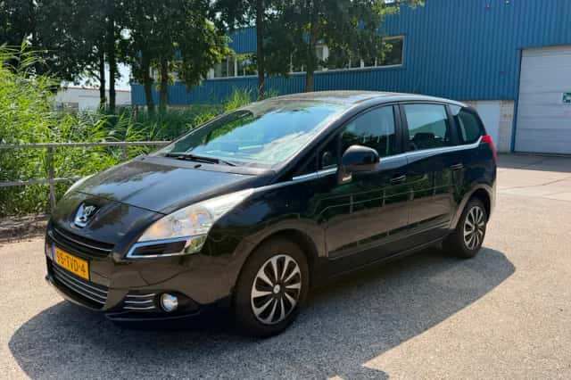 Peugeot 5008 (2012) thumbnail 2