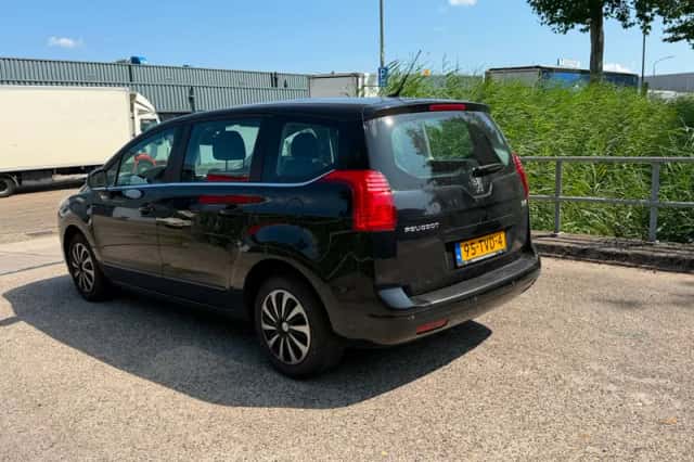 Peugeot 5008 (2012) thumbnail 3