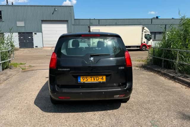 Peugeot 5008 (2012) thumbnail 4