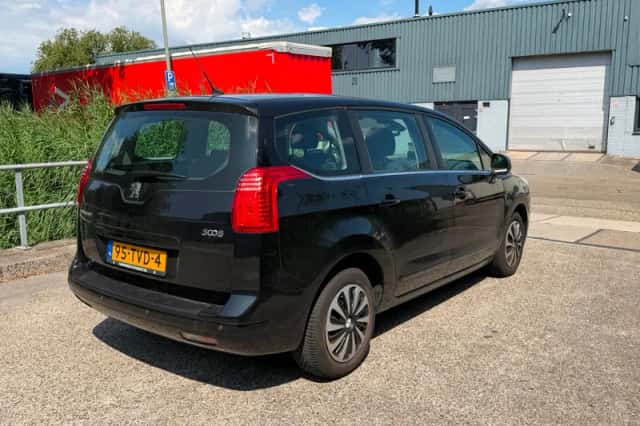 Peugeot 5008 (2012) thumbnail 5