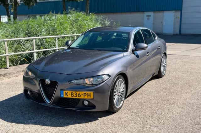 Alfa Romeo Giulia (2016) thumbnail 1