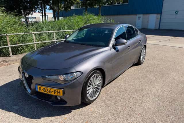 Alfa Romeo Giulia (2016) thumbnail 2