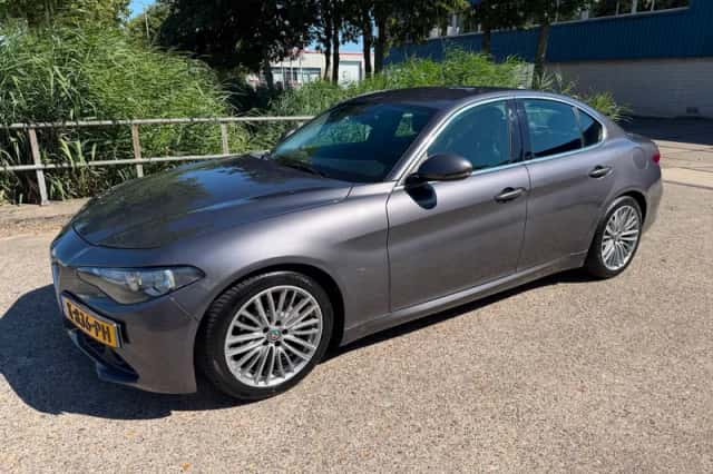 Alfa Romeo Giulia (2016) thumbnail 3