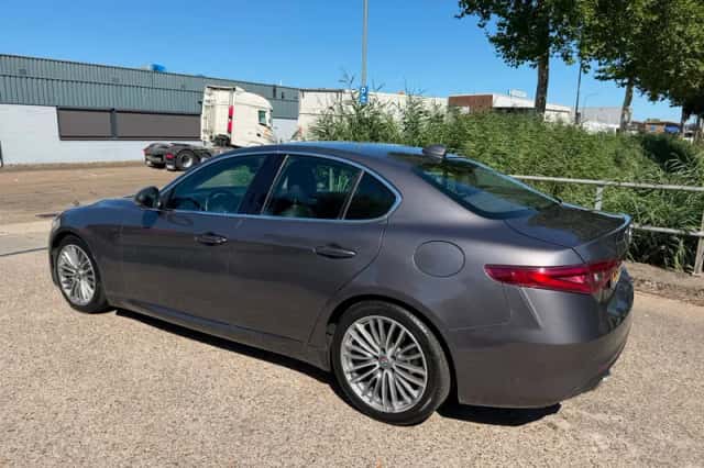 Alfa Romeo Giulia (2016) thumbnail 4