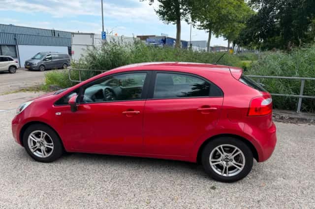 Kia Rio (2011) thumbnail 3