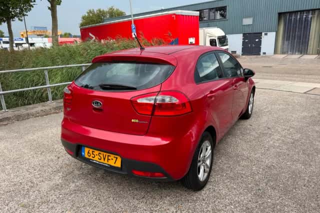 Kia Rio (2011) thumbnail 5