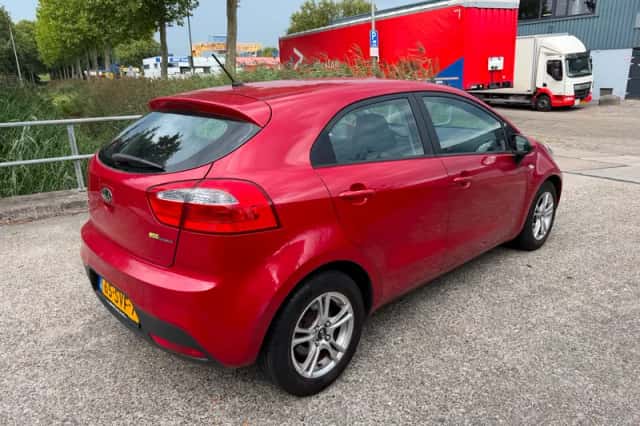 Kia Rio (2011) thumbnail 6