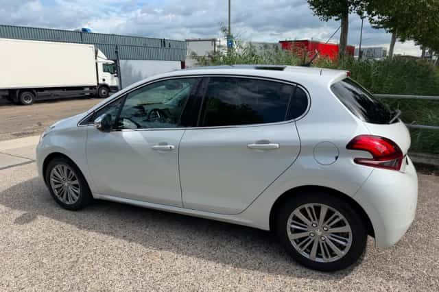 Peugeot 208 (2016) thumbnail 3