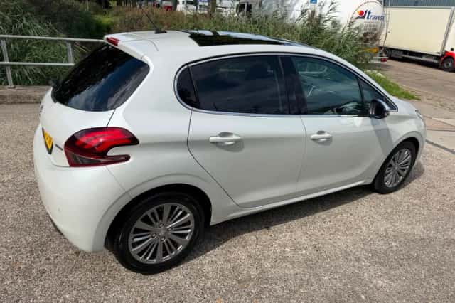 Peugeot 208 (2016) thumbnail 6