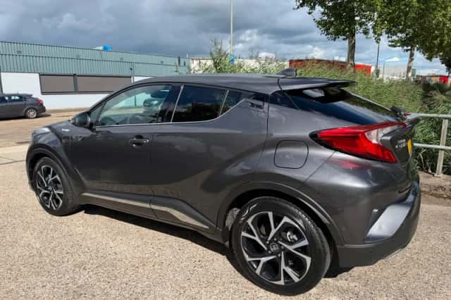 Toyota C-HR (2019) thumbnail 3